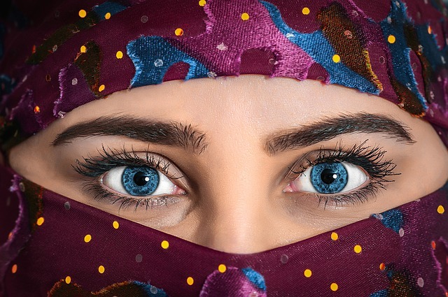 verhüllte Frau, Muslime, nur die Augen sind groß und sehr hübsch zu sehen.